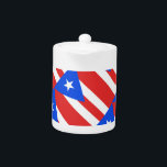 Puerto Rico Flag Theepot<br><div class="desc">De vlaggen van Puerto Rico vertegenwoordigen en symboliseren het eiland en de bevolking van Puerto Rico. De meest gebruikte vlaggen van Puerto Rico zijn de huidige vlag, die de bevolking van het Gemenebest Puerto Rico vertegenwoordigt, de gemeentelijke vlaggen, die de verschillende regio's van het eiland vertegenwoordigen, de politieke vlaggen, die...</div>