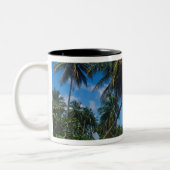 Puerto Rico, Isla Verde, palmbomen. Tweekleurige Koffiemok (Links)