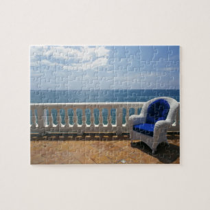 Puerto Rico. Rieten stoel en betegelde terras bij Legpuzzel