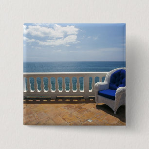 Puerto Rico. Vlechtstoel en betegelde terras bij Vierkante Button 5,1 Cm