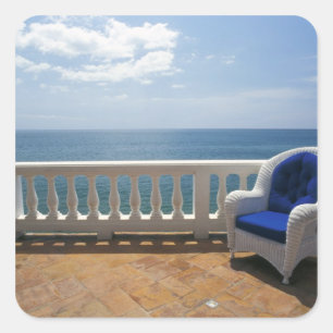 Puerto Rico. Vlechtstoel en betegelde terras bij Vierkante Sticker