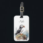 Puffin op een Rock Waterverf, op maat Bagagelabel<br><div class="desc">Reis met een vleugje elegantie en persoonlijke stijl met dit waterverf papegaaiduiker bagagelabel. Het serene ontwerp van de papegaaiduiker helpt uw tassen op elke carrousel te onderscheiden, waardoor ze gemakkelijk te herkennen zijn. Dit duurzame label is gemaakt om de ontberingen van reizen te weerstaan, zodat uw contactgegevens veilig blijven en...</div>