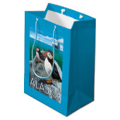 Puffins kijken naar een cruiseschip medium cadeauzakje (Achterkant Gekanteld)