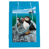 Puffins kijken naar een cruiseschip medium cadeauzakje (Voorkant)