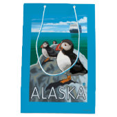 Puffins kijken naar een cruiseschip medium cadeauzakje (Achterkant)