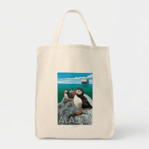 Puffins kijken naar een cruiseschip tote bag