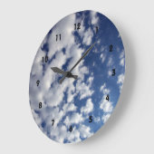 Puffy Clouds on Blue Sky Grote Klok (Hoek)