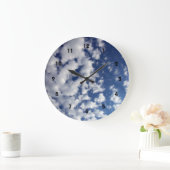 Puffy Clouds on Blue Sky Grote Klok (Huis)