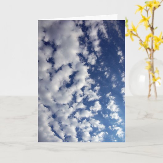 Puffy Clouds on Blue Sky Kaart (Gele Bloem)