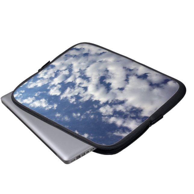 Puffy Clouds on Blue Sky Laptop Sleeve (Voorkant onderkant)