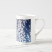 Puffy Clouds on Blue Sky Porselein Kop (Rechts)