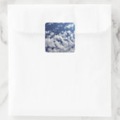 Puffy Clouds on Blue Sky Vierkante Sticker (Tas)