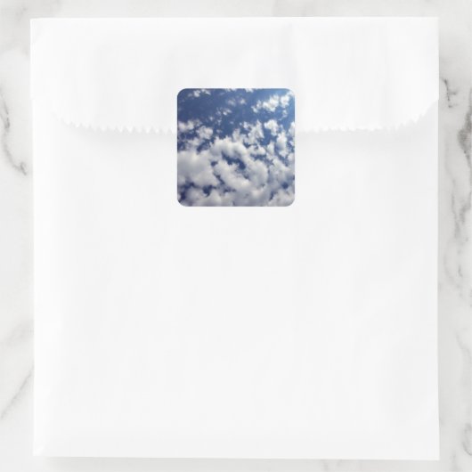 Puffy Clouds on Blue Sky Vierkante Sticker (Tas)