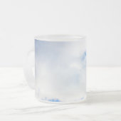 Puffy White Clouds en Blue Sky Matglas Koffiemok (Voorkant links)