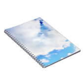 Puffy White Clouds en Blue Sky Notitieboek (Rechterzijde)