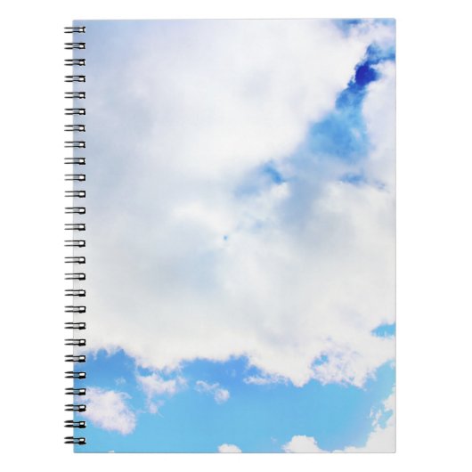 Puffy White Clouds en Blue Sky Notitieboek (Voorkant)