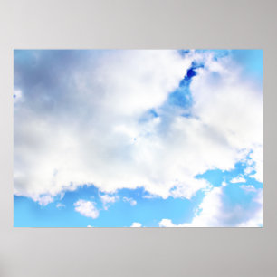 Puffy White Clouds en Blue Sky Poster