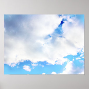Puffy White Clouds en Blue Sky Poster
