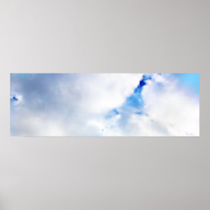 Puffy White Clouds en Blue Sky Poster