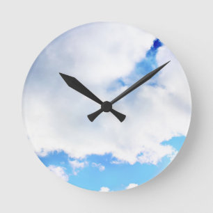 Puffy White Clouds en Blue Sky Ronde Klok