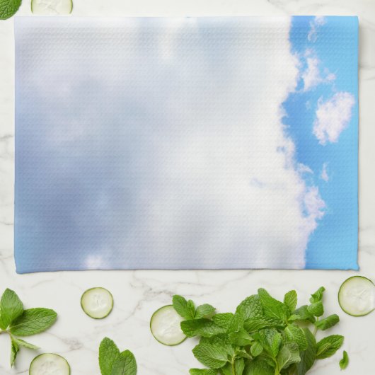 Puffy White Clouds en Blue Sky Theedoek (Gevouwen)
