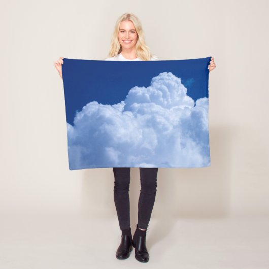 Puffy wolken in de blauwe lucht fleece deken (In situ)