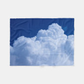 Puffy wolken in de blauwe lucht fleece deken (Voorkant (Horizontaal))