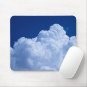 Puffy wolken in de blauwe lucht muismat (Met muis)