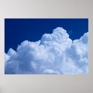 Puffy wolken in de blauwe lucht poster