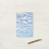 Puffy Wolken op Mooie Blauwe Hemel Post-it® Notes (Op bureau)