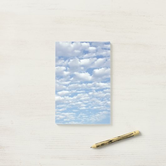 Puffy Wolken op Mooie Blauwe Hemel Post-it® Notes (Op bureau)