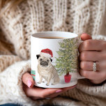 Pug 1st Christmas gepersonaliseerd Koffiemok<br><div class="desc">Maak dit vakantieseizoen extra speciaal met deze schattige 1e kerst mopshond mok! Met een leuke waterverf mopshond die een kerstmuts schommelt,  is het ideaal voor het vieren van een eerste kerstmis in stijl.</div>