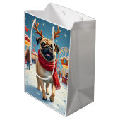 Pug at the Winter Fairgrounds Christmas Painting Medium Cadeauzakje (Achterkant Gekanteld)