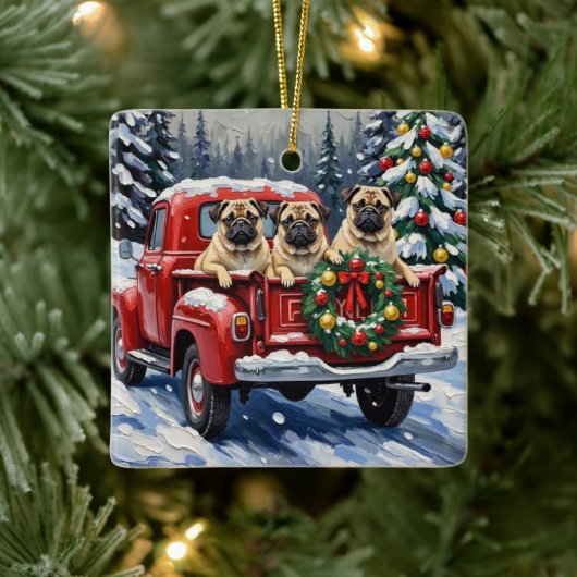 Pug Christmas Red Truck Holiday Keramisch Ornament (Boom)
