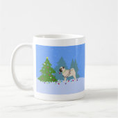 Pug die een kerstboom in het bos versiert koffiemok (Links)