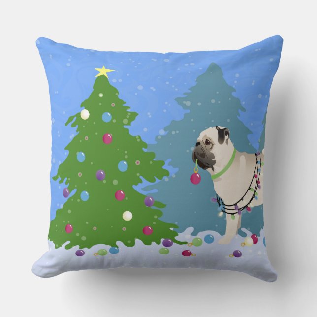 Pug die een kerstboom in het bos versiert kussen (Voorkant)