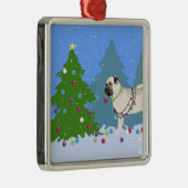Pug die een kerstboom in het bos versiert metalen ornament (Rechts)