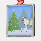 Pug die een kerstboom in het bos versiert metalen ornament (Links)