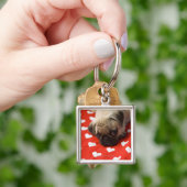 Pug die op bed ligt, sluit dicht sleutelhanger (Hand)