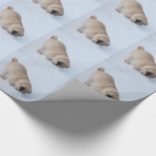 Pug Dog die de wintersneeuw speelt Cadeaupapier (Hoek)