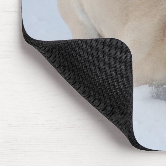 Pug Dog die de wintersneeuw speelt Muismat (Hoek)