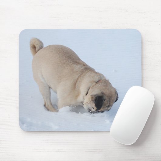 Pug Dog die de wintersneeuw speelt Muismat (Met muis)