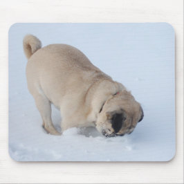 Pug Dog die de wintersneeuw speelt Muismat