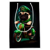 Pug Dog Driving Bike St. Patrick's Day Medium Cadeauzakje (Voorkant)