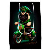 Pug Dog Driving Bike St. Patrick's Day Medium Cadeauzakje (Achterkant)