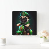 Pug Dog Driving Bike St. Patrick's Day Vierkante Klok (Huis)