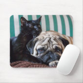 Pug Dog en Black Cat Slapen samen Muismat (Met muis)