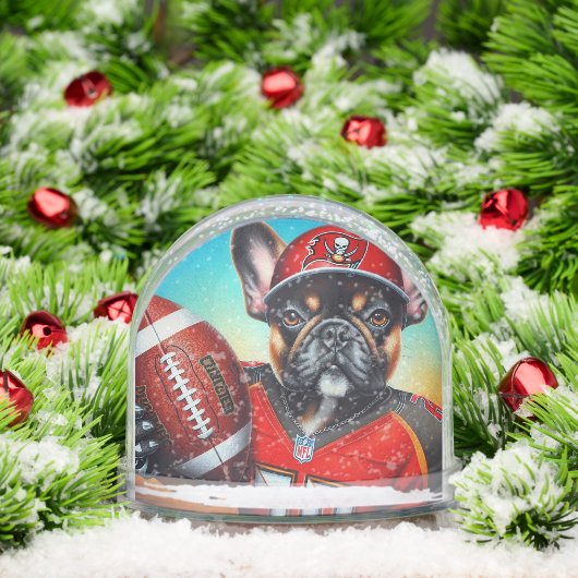 Pug Dog Football Speler Sneeuwbol (Kerstmis)