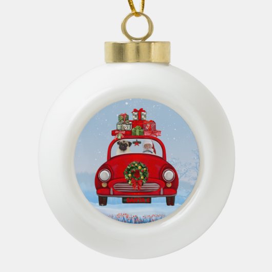 Pug Dog in auto met kerstman Keramische Bal Ornament (Voorkant)