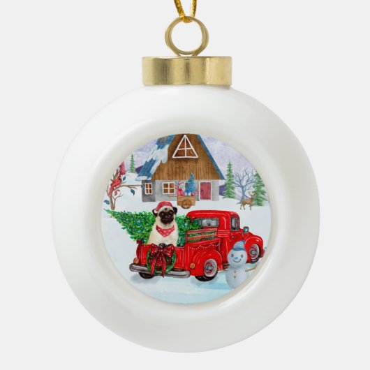 Pug Dog in kerstcadeauwagen Keramische Bal Ornament (Voorkant)